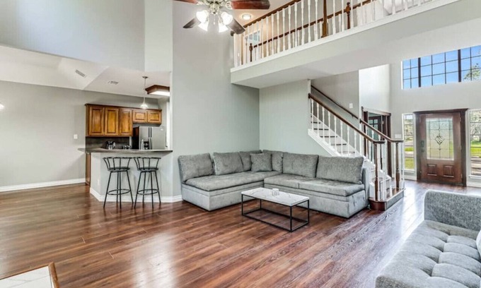 South Side House | 277) Luxury Home- fenced back yard + 5 bedrooms!