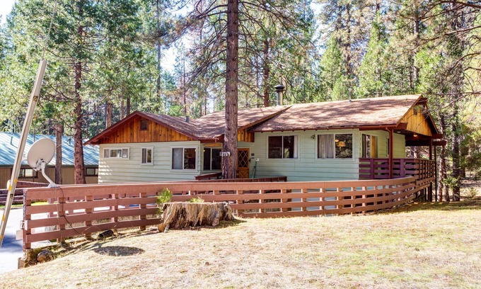 North Wawona Cabin | (27A) Pine Crest at The Redwoods In Yosemite