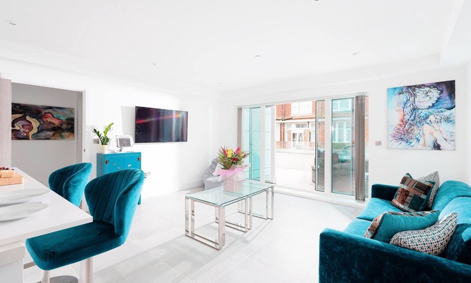 Newquay City Centre Apartment | 28 Cliff Edge is a spacious one-bedroom apartment on the eastern edge of Newquay
