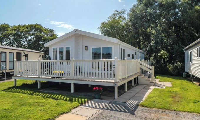 Cayton Cottage | 28 FINCH, family friendly, country holiday cottage in Cayton Bay