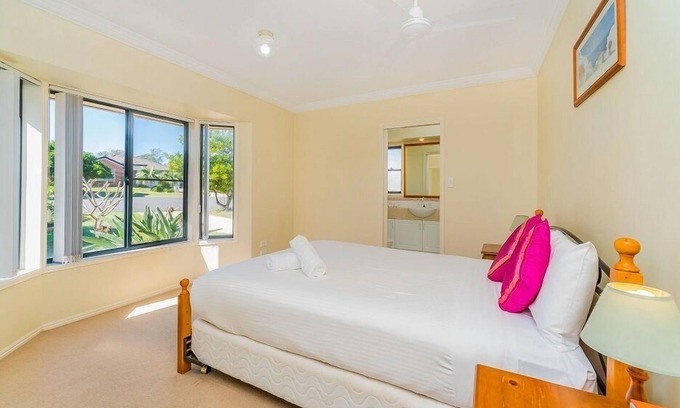 Yamba Apartment | 29 Oceania Cottage, Pet friendly with enclosed back yard