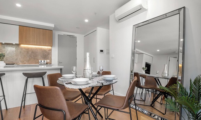 Melbourne Central Business District Apartment | 2B2B Luxury @Flagstaff Gardens with Parking Pool & Gym