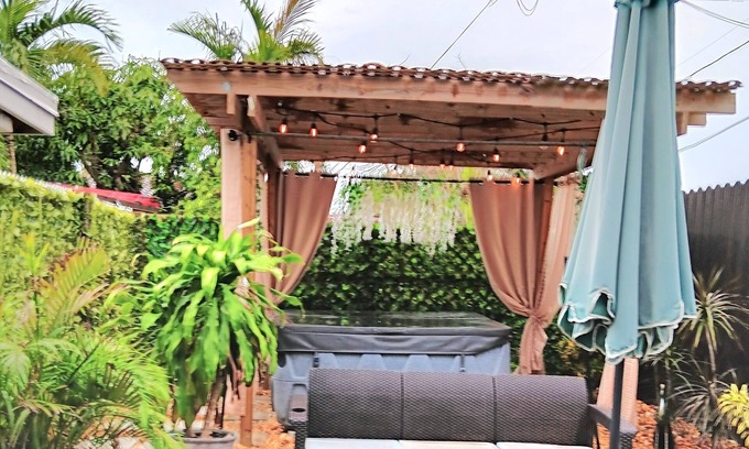 West Little Havana Villa | 2BD/1B/7PPL/Wi-Fi/BBQ/SPA/Free Parking & Washer/Dryer