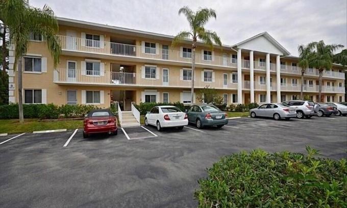 East Naples Condo | 2bd 2BA 1100 Sq Ft Fully Furnished Condo. 2 Pools. New laminate flooring.