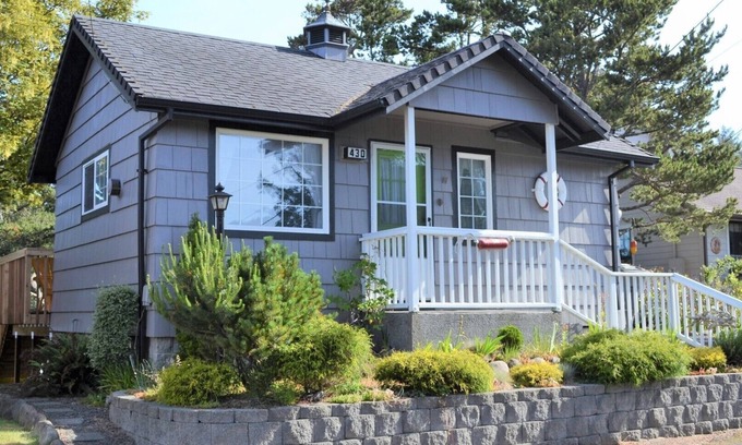 Seaside House | 2Bd/2Ba Darling Beach Cottage 3 Mins to Beach, Back Deck for Quiet Evenings