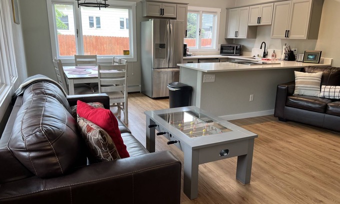 South Addition House | 2BD/2BA Duplex – Sleeps 4–6, Direct Access to Coastal Trail & Westchester Lagoon