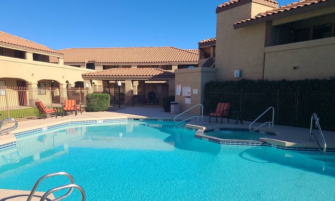 Parkridge Apartment | 2BD/2BA for Business and Families - Hot Tub, Pool, Gym & 6 mins from Golf