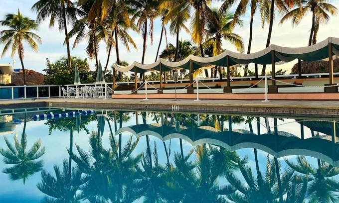 Mid Beach Apartment | 2bd Beachfront Master Ste, Bay View w/balcony, Pool, nearby dining, beach access