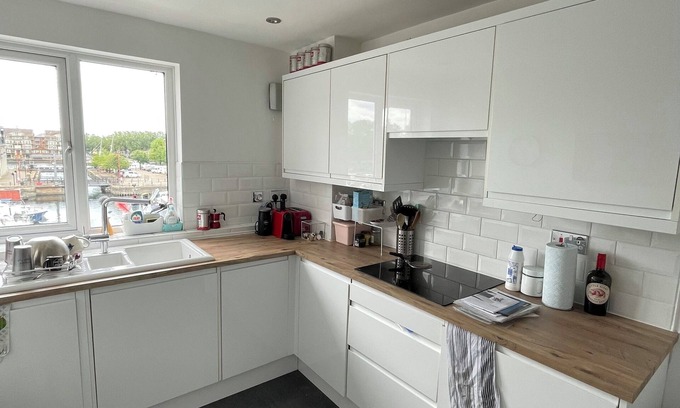 Surrey Docks Apartment | 2BD Flat with Views of Canary Wharf - Rotherhithe