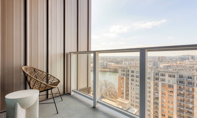 Rainey Street Historic District Condo | 2BDR Condo w/Luxe Amenities in Downtown | Natiivo