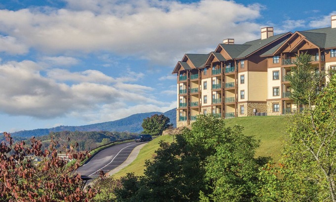 Sevierville Resort | 2Bed/2Bath - Smoky Mountains Retreat! Gorgeous Views, Pools, + More!