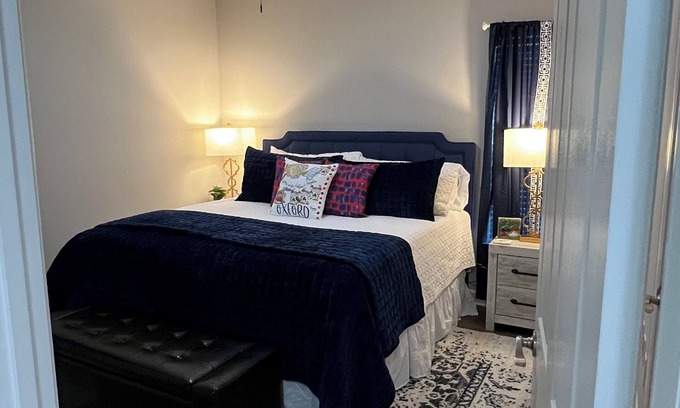 Oxford Condo | 2bedroom condo in delightful Oxford with Wi-Fi, AC. near the square, Mtrade Park