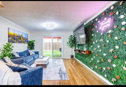 South Central Houston House | 2Bedroom, Home, 2mi Astros, 2mi Dynamo, King Bed, Med Center