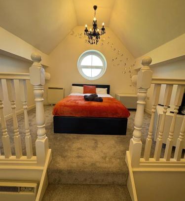 St Helens Apartment | 2beds at St Helens Near Town Center & Theater, Free Parking, WiFi