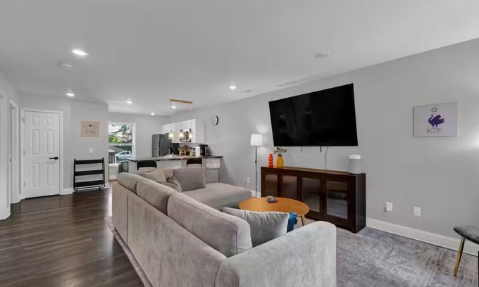 St. Joseph Apartment | 2BR/1.5BA Apt Pets OK, Laundry, Near Univ & Mosaic