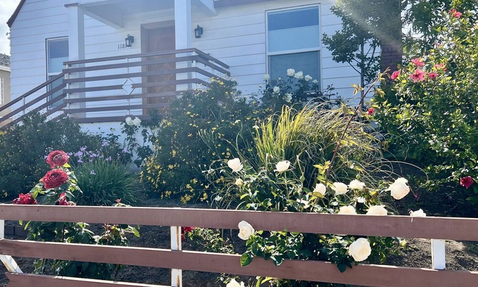 Mid-Wilshire House | 2br/1ba Mid-Wilshire Hideaway— Where LA Comes Together. Quiet, central retreat.