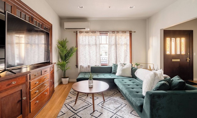 Kerns House | 2BR/2BA Classic Craftsman Stay Portland Charm