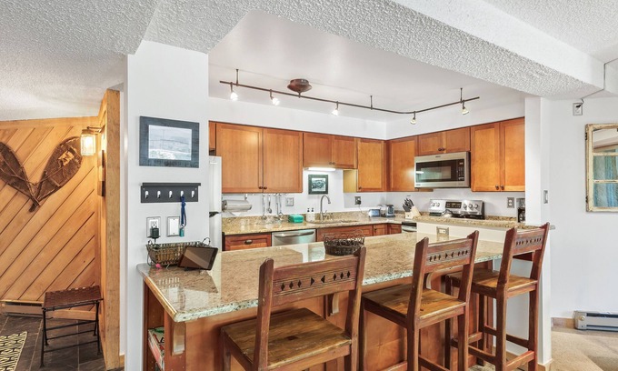 Peak 9 Condo | 2br 2ba Condo, newly remodeled - 200yds to Lift - 2 Blocks to Downtown