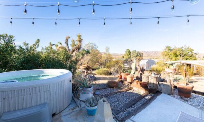 Joshua Tree House | 2BR/2BA Home w/hot tub, sauna, firepit, fenced yard, 8mins to park /3mins town