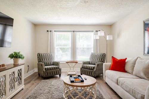 Auburn Apartment | 2BR 2BA Renovated Condo under 1 mile to Toomers