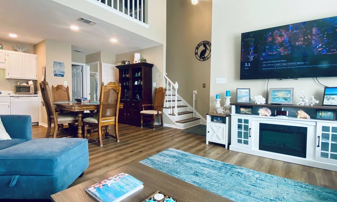 Pensacola House | 2BR, 2BA Townhouse w/loft in Gulf Breeze just 5 minutes to Pensacola Beach!
