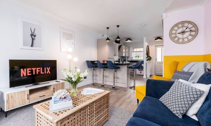 Wythenshawe House | 2BR/4bd contemporary & cosy home