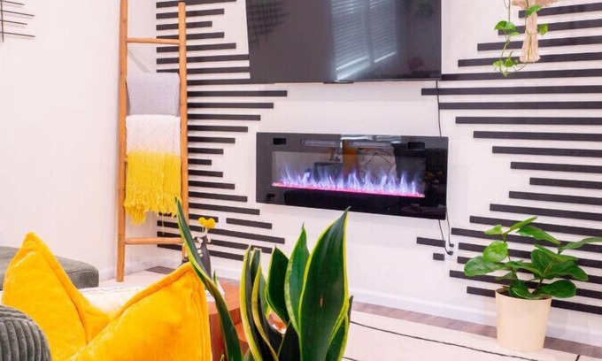 Lawrence Apartment | [2BR] Chic Retreat>Min KU/Mass
