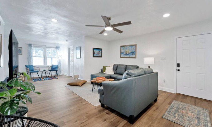 Chic's Beach Apartment | 2BR Chic’s Beach Gem Walk to Shore Dogs OK