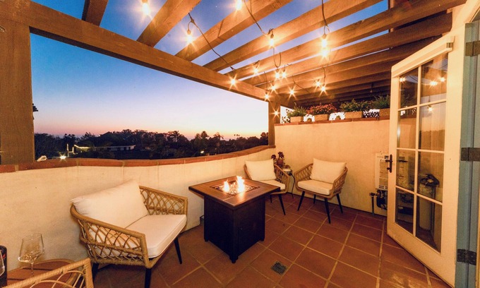 The Mesa Condo | 2BR Coastal/Condo/Minutes 2 Beaches, Dining & Shops.Ocean Views & Sunsets!