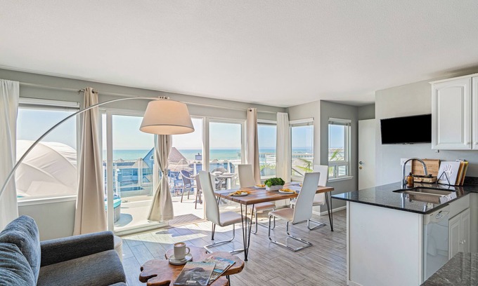 Cayucos House | 2BR Coastal Gem w/Ocean Views + Shared Firepit Lounge Near Cayucos Pier