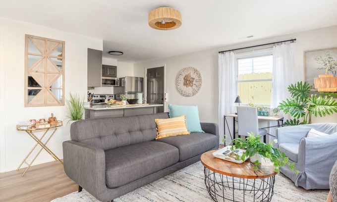 Buckroe Beach House | 2BR Cottage Retreat Fenced Yard 30+ Day Stay