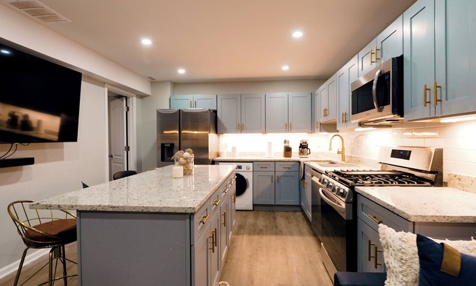 West Englewood Apartment | 2BR Englewood Apartment 15 Min Fr Downtown