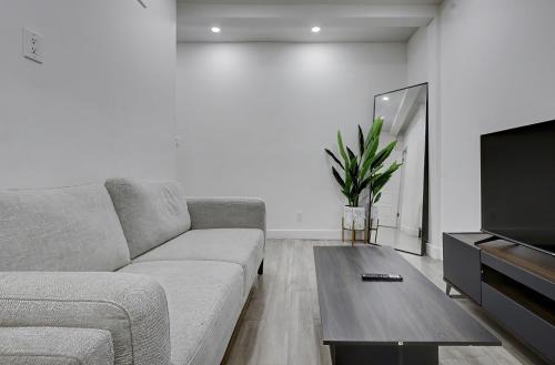 Cote-Des-Neiges—Notre-Dame-De-Grace Apartment | 2BR Escape Sleek Stay in NDG MTL