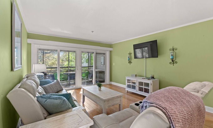 Briarcliffe Acres Condo | 2BR Family Condo Near Barefoot Landing — Linens & Amenities Included