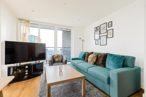 Stratford and New Town Apartment | 2BR Gem with Balcony 5 min Stratford Station