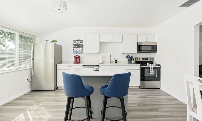 Lakeland House | 2BR + Guest Room/Office - Pet Friendly