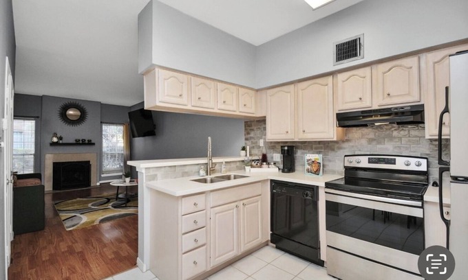 Astrodome Apartment | 2BR Med NRG UH DT Galleria MDA Zoo Pool KgBDS 4KTV