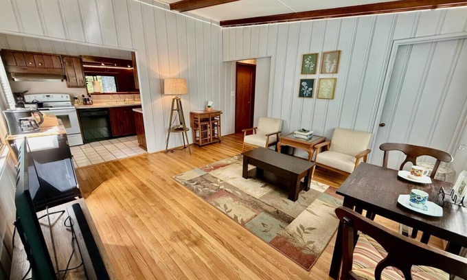 Winston - Salem House | 2BR Quiet Cottage- Walk to Wake Forest University