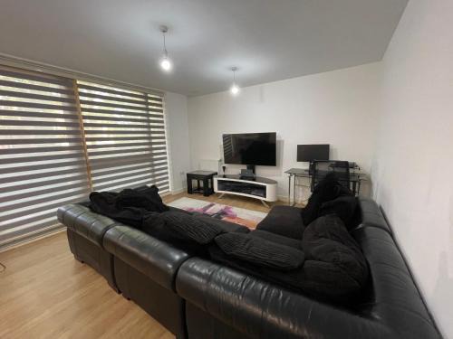 Tollington Apartment | 2BR-Sleeps4-Parking-Balcony-NearCityCentre