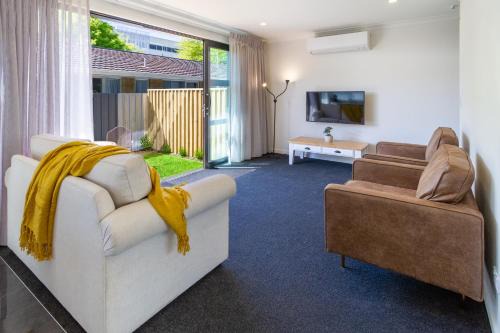 Riccarton Apartment | 2BR Townhouse, Riccarton Mall, Hagley Park
