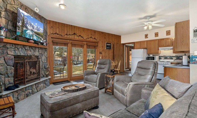 Estes Park Condo | 2BR W/Patio jet tub,fireplace