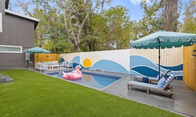 East MLK House | 2Home 9BR - 2 Heated Pools, Fire Pit + Epic Murals
