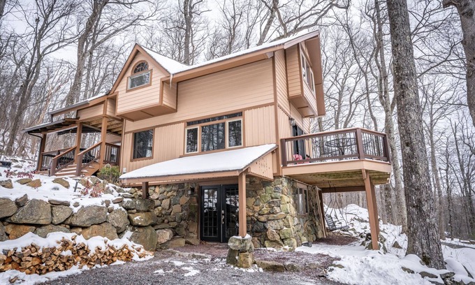 Roseland Ski Chalet | 2min to Ski! DogsOK Wood Stove Grill Fire Pit Hike