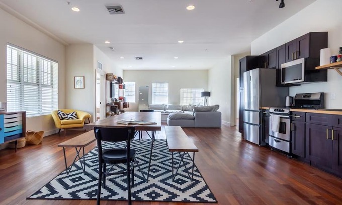 South Pointe Apartment | 2min WALK 2 Beach 4beds 2 Baths Pet OK