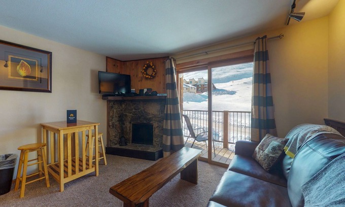 Crested Butte Condo | 2nd-floor mountain-view condo with sauna, balcony, kitchen - walk to lifts