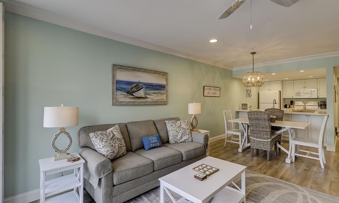 Harbour Town Villa | 2nd floor two bed villa- walk to shops, dining & playground in Harbourtown