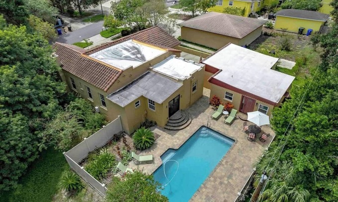 Lakeland House | 2x Private Properties + Pool