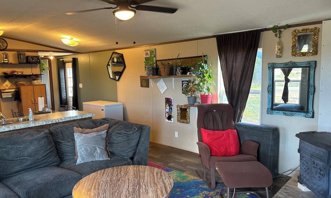 Questa House | 3 Bd2bath Mountain View w/hot tub, circle drive,20 min to RedRiverSki area