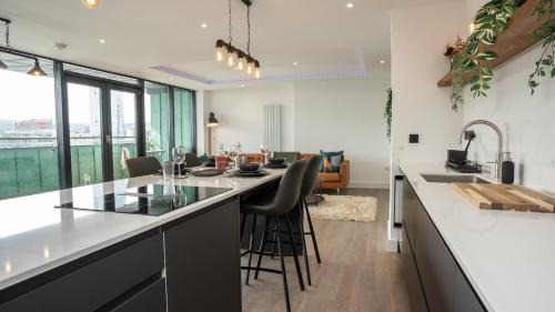 Belfast City Centre Apartment | 3 BDR City Centre Penthouse by Belfast City Breaks