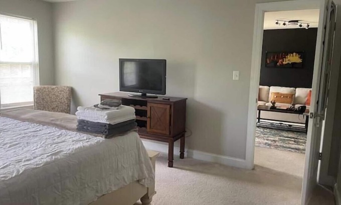 Charlotte House | 3 Bdrm Hideaway with Garage